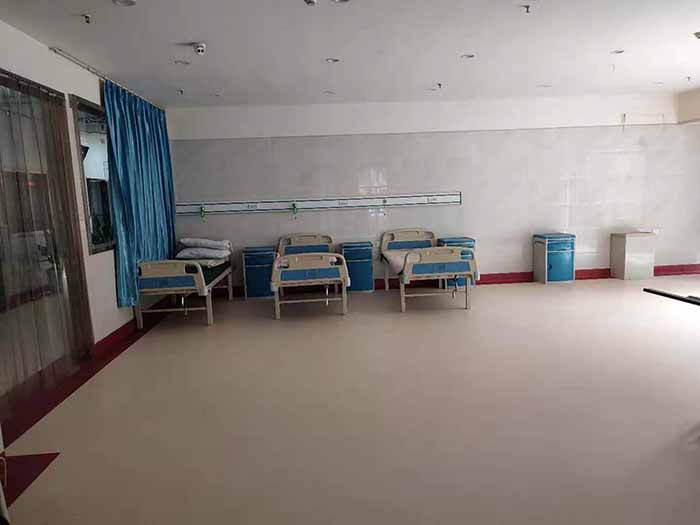 达州市某医院PVC地板镶边上墙铺装